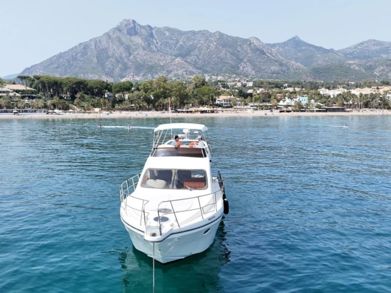 Bareboat Rental Luxury Yacht Doqueve with a boat licence