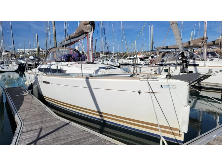 Sailboat rental in Saint-Quay-Portrieux - Jeanneau Sun odyssey 379 performance