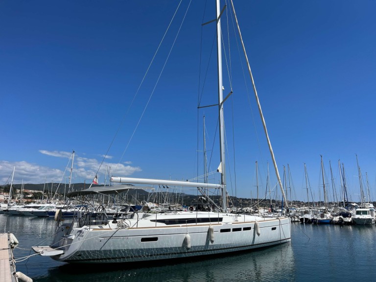 Sailboat rental with or without captain Jeanneau Lávrio