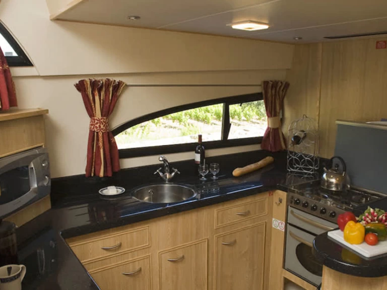 Boat rental Le Boat Royal Mystique A in Carrick on Shannon on Samboat