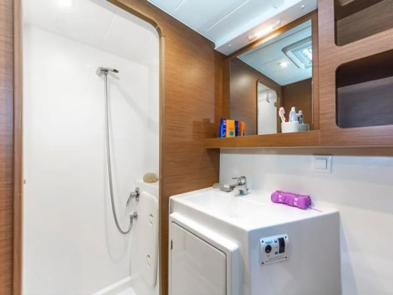 Yacht charter Lávrio cheap Lagoon 42