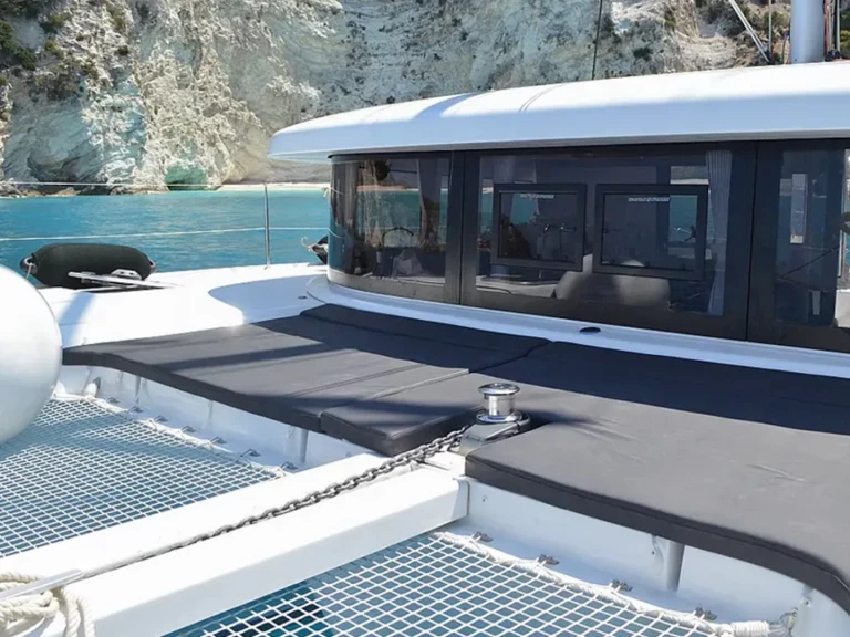 Catamaran rental in Lávrio - Lagoon Lagoon 42