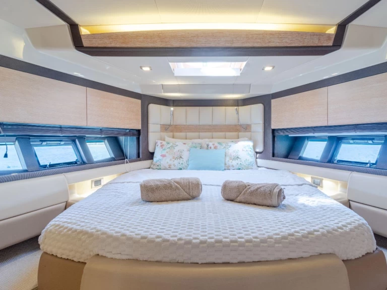 Boat rental Azimut Azimut 64 in Palma de Mallorca on Samboat