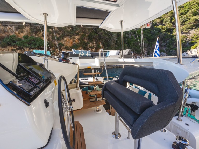Yacht charter Lefkáda cheap Lagoon 43