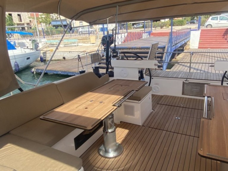 Bavaria Bavaria C57 Style in Alimos on SamBoat