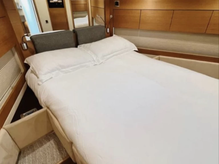 Yacht charter Dubai Marina cheap Phantom, 52 