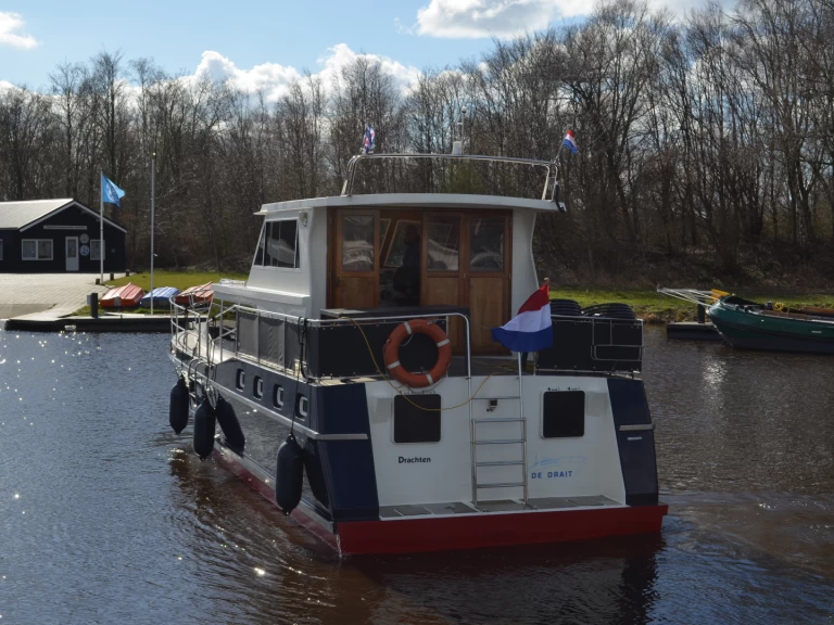 Bareboat Rental Motorboat De Drait with a boat licence