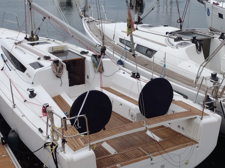 Sailboat for rent Vigo at the best price