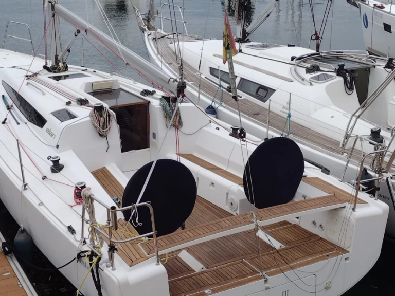 Sailboat for rent Vigo at the best price