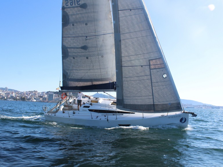 Elan E4 in Vigo on SamBoat