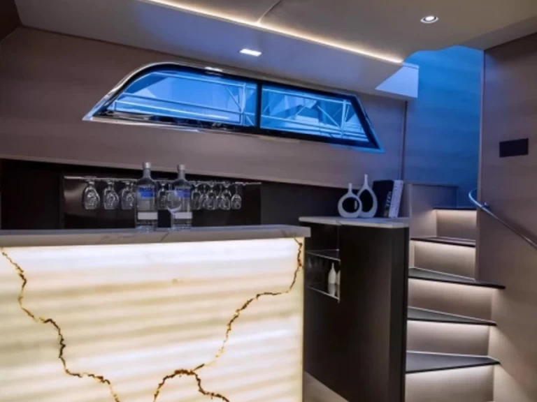 Hatteras 64 in Dubai Marina on SamBoat