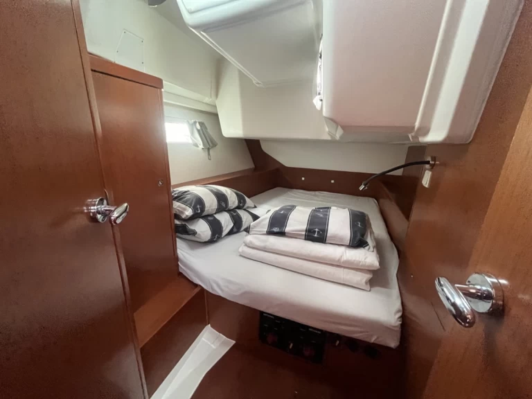 Rent a Bénéteau Oceanis 45 Sukošan