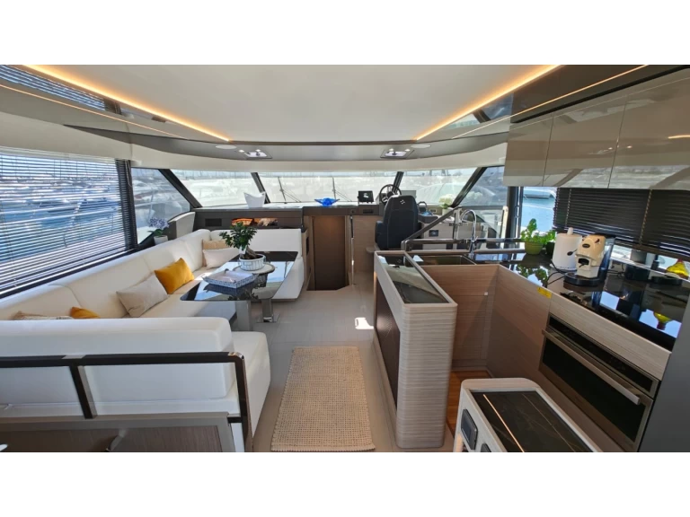 Bareboat Rental Motorboat Prestige with a boat licence