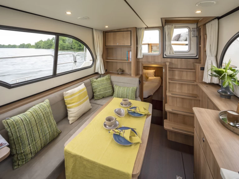 Bareboat Rental Motorboat Linssen with a boat licence