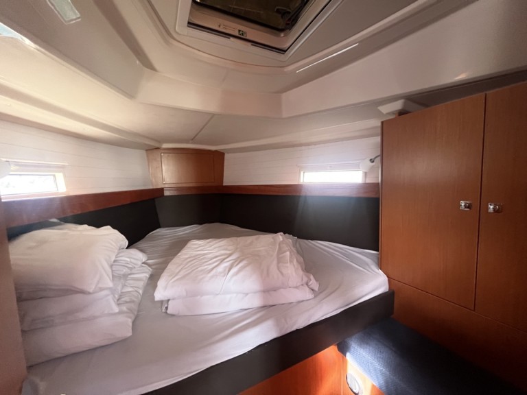 Sailboat rental in Sukošan - Bavaria Cruiser 37