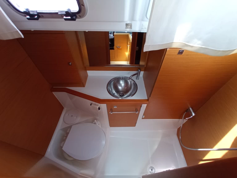 Sailboat rental with or without captain Jeanneau Lefkáda