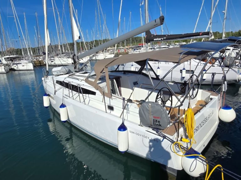 Sailboat rental in Pula - Jeanneau Sun Odyssey 380