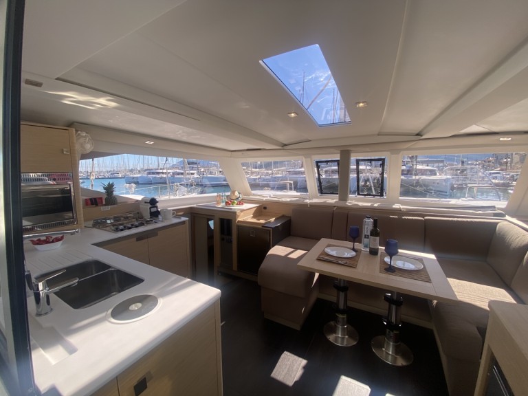 Rent a Fountaine Pajot Isla 40 Lefkáda