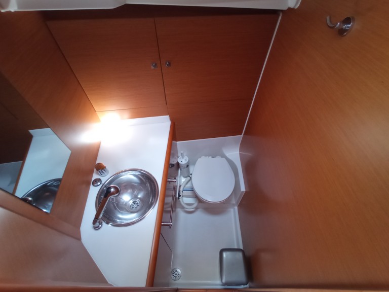 Sailboat rental with or without captain Jeanneau Lefkáda