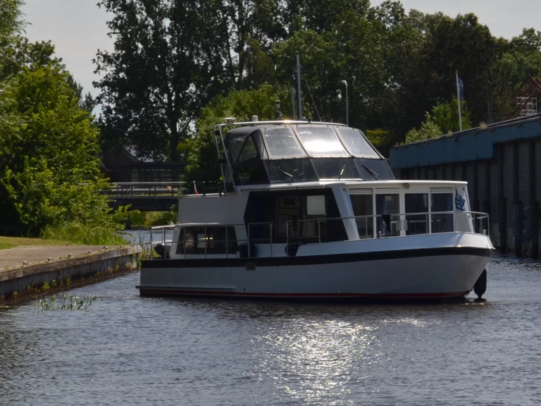 Motorboat rental with or without captain De Drait Drachten