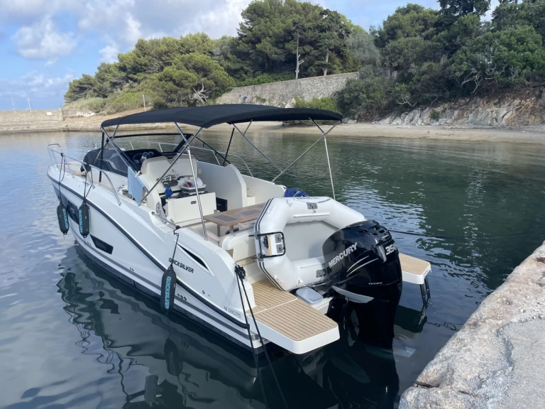 Boat rental Quicksilver Activ 875 Sundeck in Saint-Laurent-du-Var on Samboat