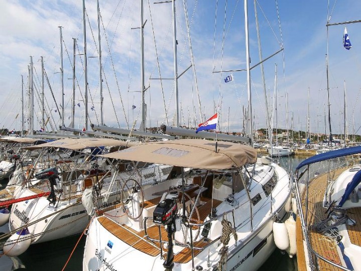 Rent a Bavaria Cruiser 37 Pula