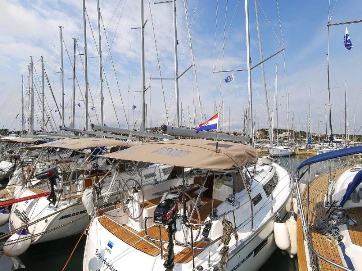 Rent a Bavaria Cruiser 37 Pula
