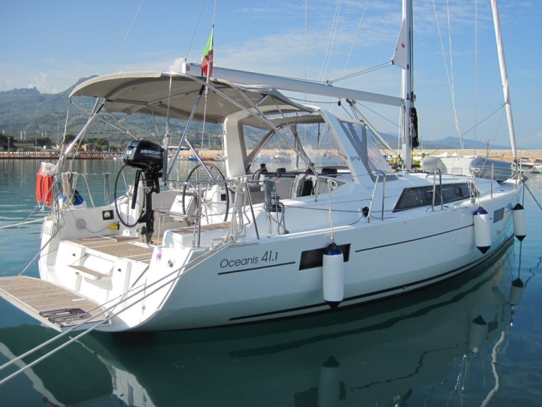 Rent a Bénéteau Oceanis 41.1 Capo d'Orlando