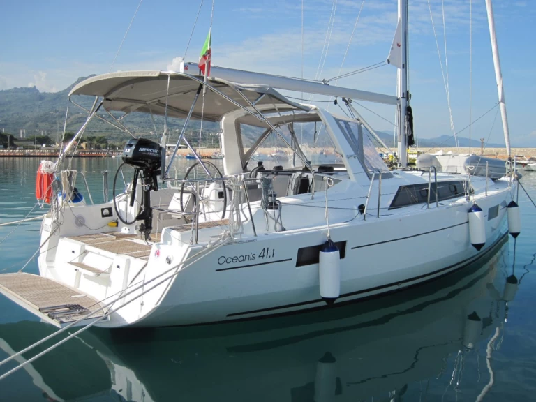 Rent a Bénéteau Oceanis 41.1 Capo d'Orlando