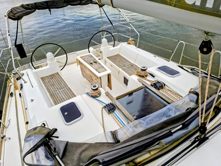 Dufour Dufour 450 Grand Large in Arzal on SamBoat