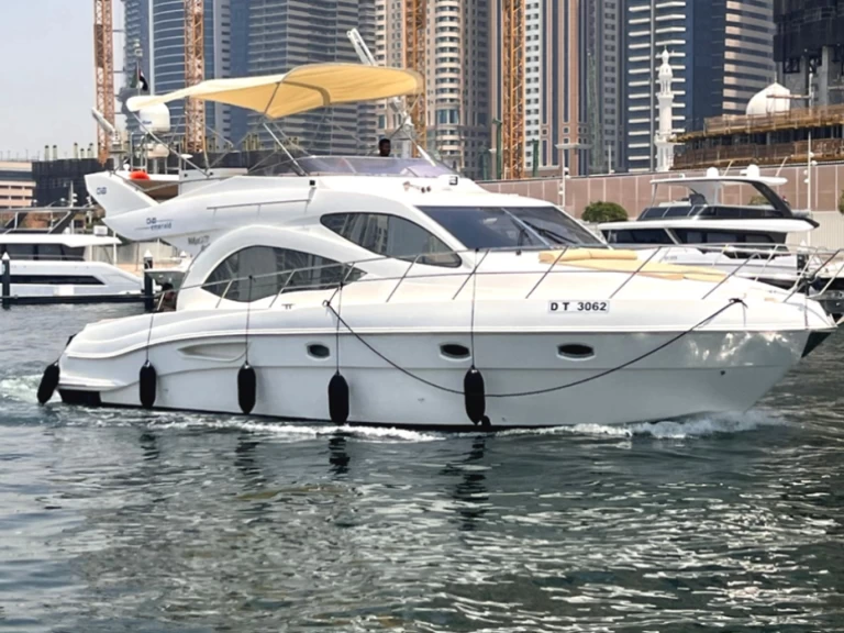 Motorboat for rent Dubai Marina at the best price