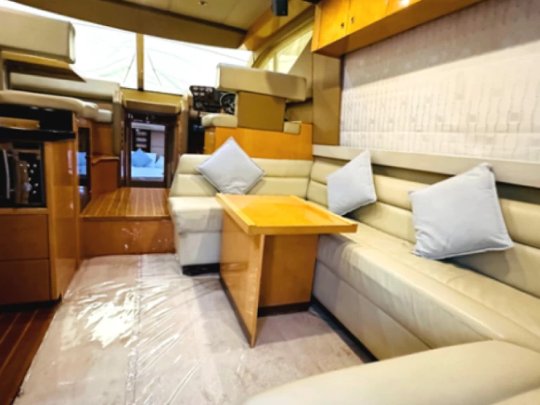 Boat rental Gulf Craft - Majesty Yachts Majesty 44 in Dubai Marina on Samboat