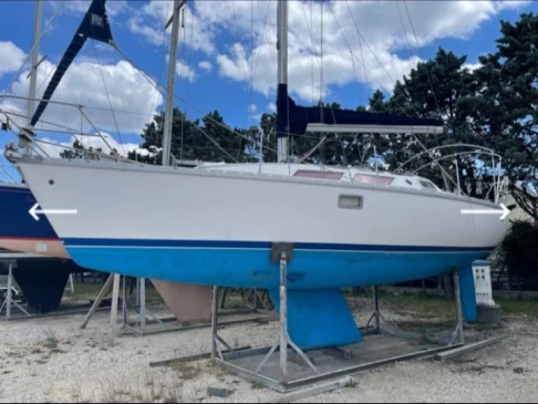 Jeanneau Sun Odyssey 31 in Toulon Ferry Port on SamBoat