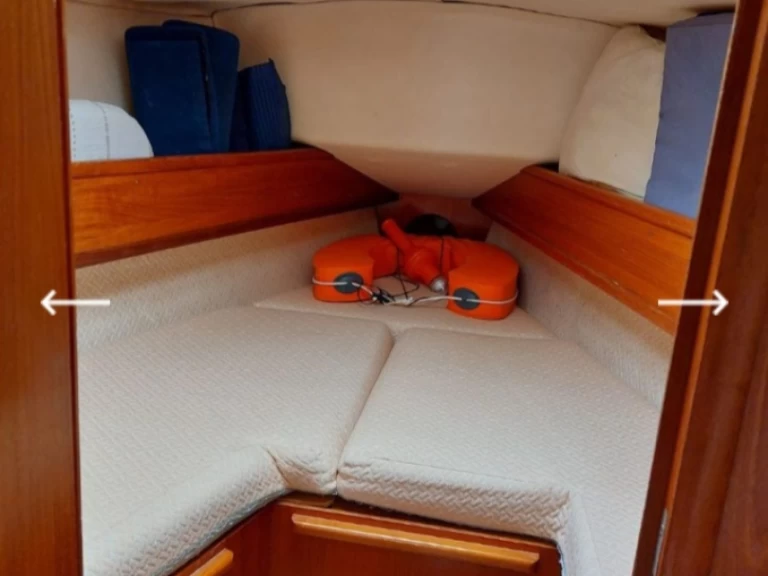 Jeanneau Sun Odyssey 31 in Toulon Ferry Port on SamBoat