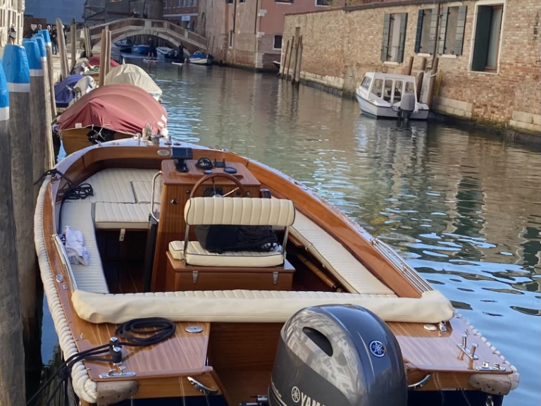 Motorboat rental with or without captain Montisola Archetti Venice
