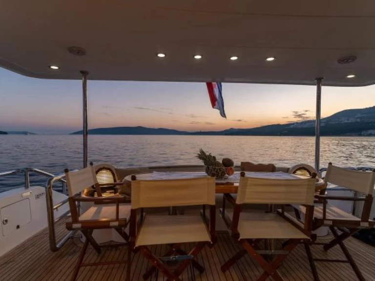 Bareboat Rental Luxury Yacht Custom with a boat licence