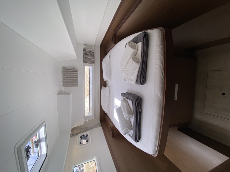 Lagoon Lagoon 42 in Alimos on SamBoat