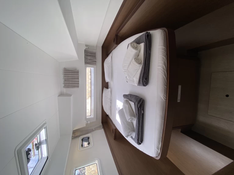 Lagoon Lagoon 42 in Alimos on SamBoat