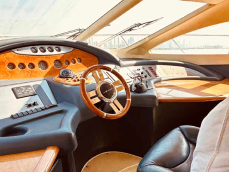 Azimut Azimut 62 Fly in Dubai Marina on SamBoat