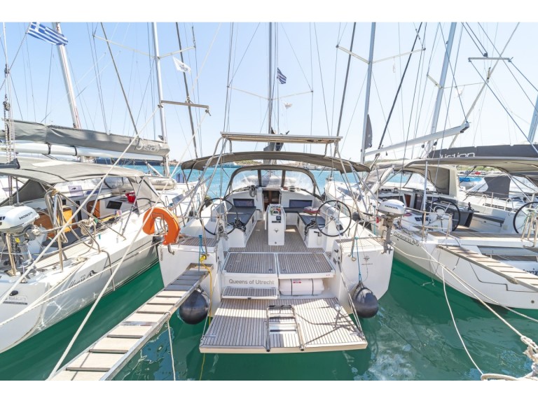 Sailboat for rent Perigiali at the best price