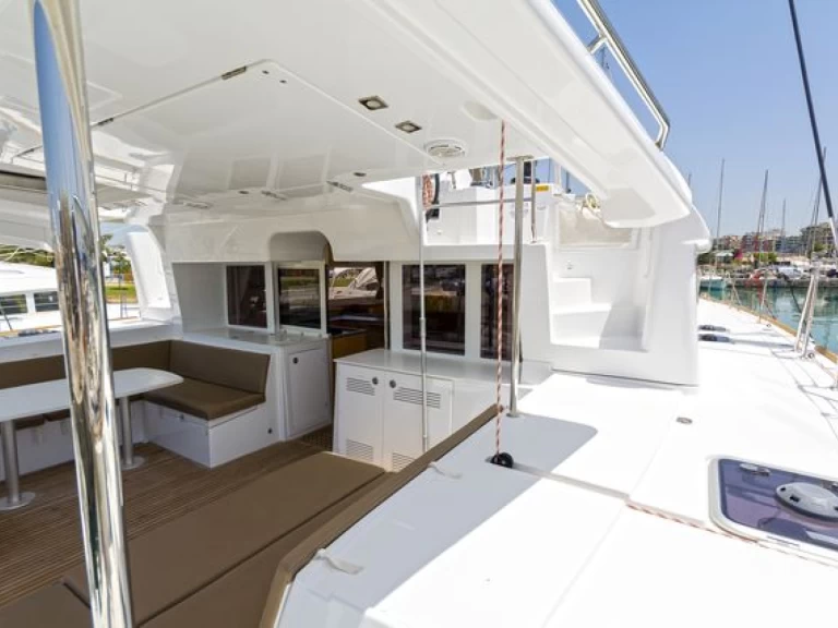 Catamaran rental in Perigiali - Lagoon Lagoon 450 F