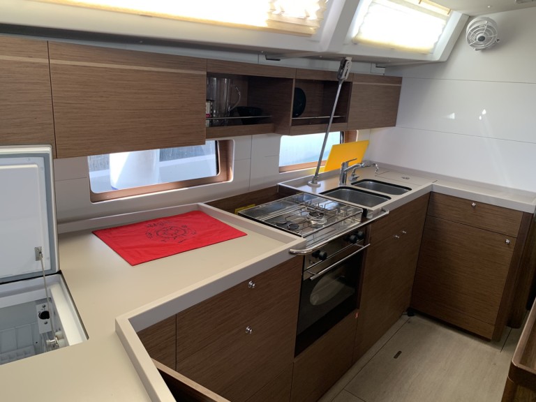 Sailboat rental with or without captain Bénéteau Perigiali