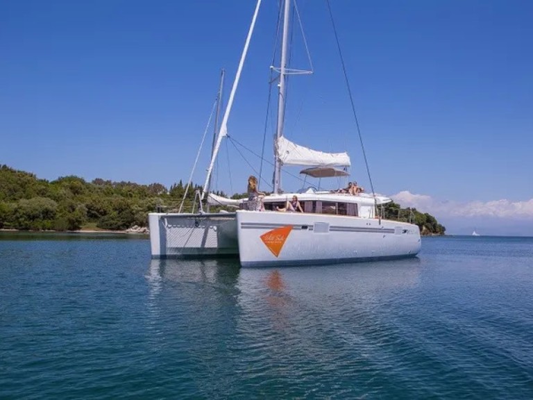 Catamaran rental in Perigiali - Lagoon Lagoon 450 F