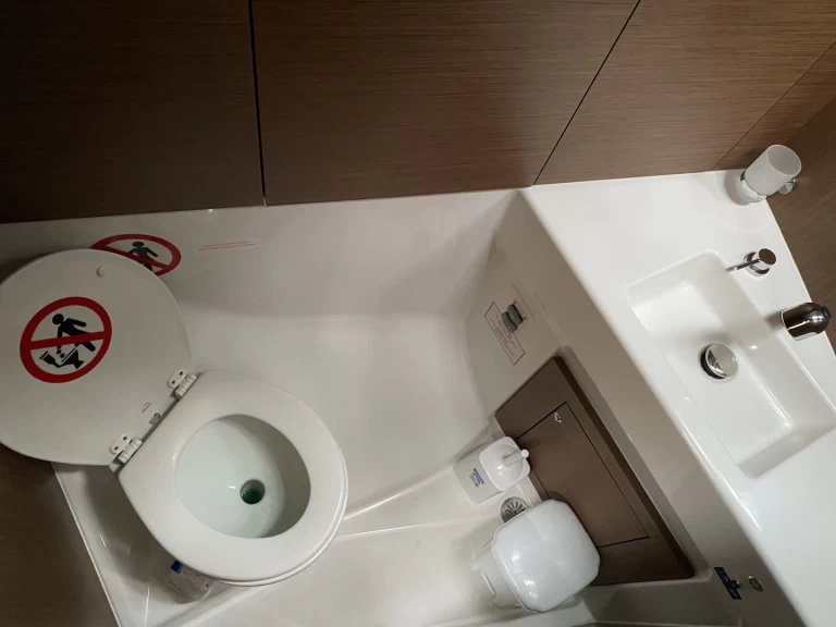 Bénéteau Oceanis 40.1 charter bareboat or captained in  Alimos