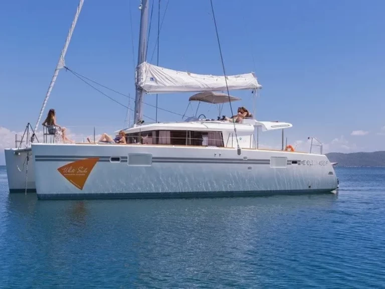 Catamaran rental in Perigiali - Lagoon Lagoon 450 F