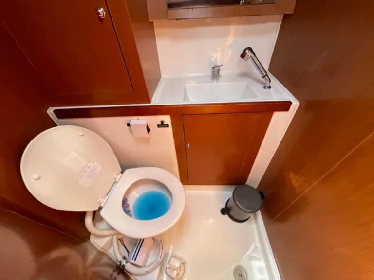 Rent a Bénéteau Oceanis 41.1 Perigiali