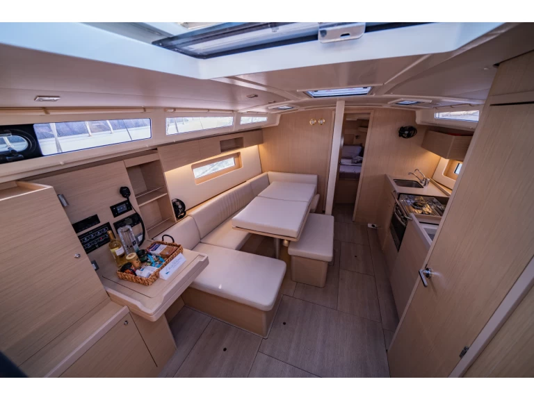 Yacht charter Lefkáda cheap Oceanis 37.1