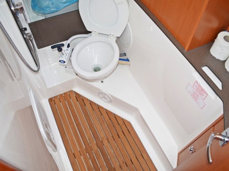 Sailboat rental in Zaton - Bavaria Cruiser 34