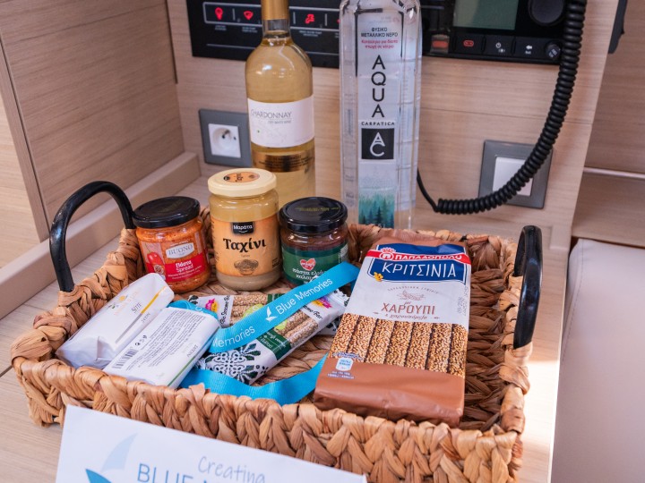 Boat rental Bénéteau Oceanis 37.1 in Lefkáda on Samboat