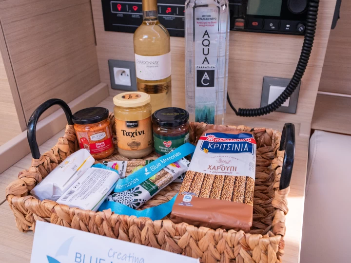 Boat rental Bénéteau Oceanis 37.1 in Lefkáda on Samboat